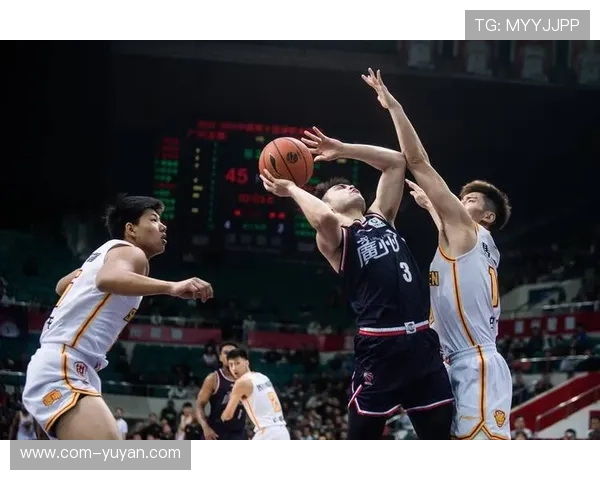 广州队加强防守限制青岛得分 团队协作效果显著 广州队加强防守限制青岛得分 团队协作效果显著