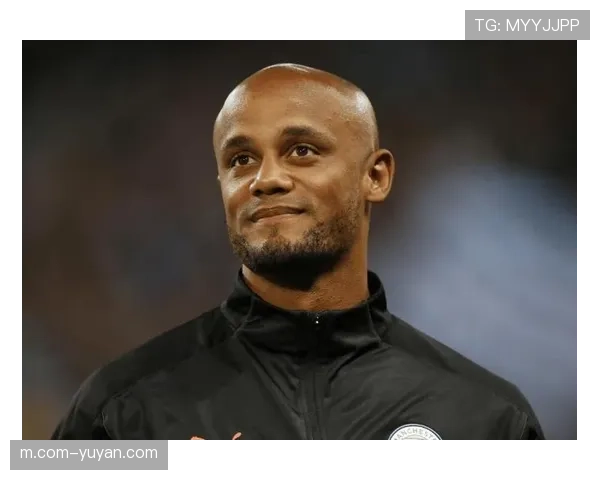 拜仁少一人作战仍零封圣吉罗斯 孔帕尼打造铁血防守体系